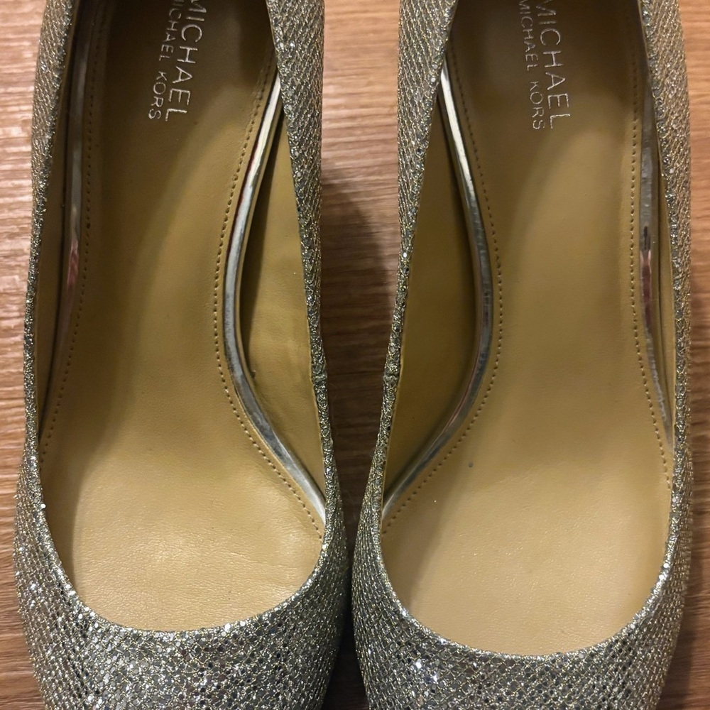 Michael By Michael Kors NWB Silver Glitter Kitten Pumps Size 7M - Picture 5 of 12